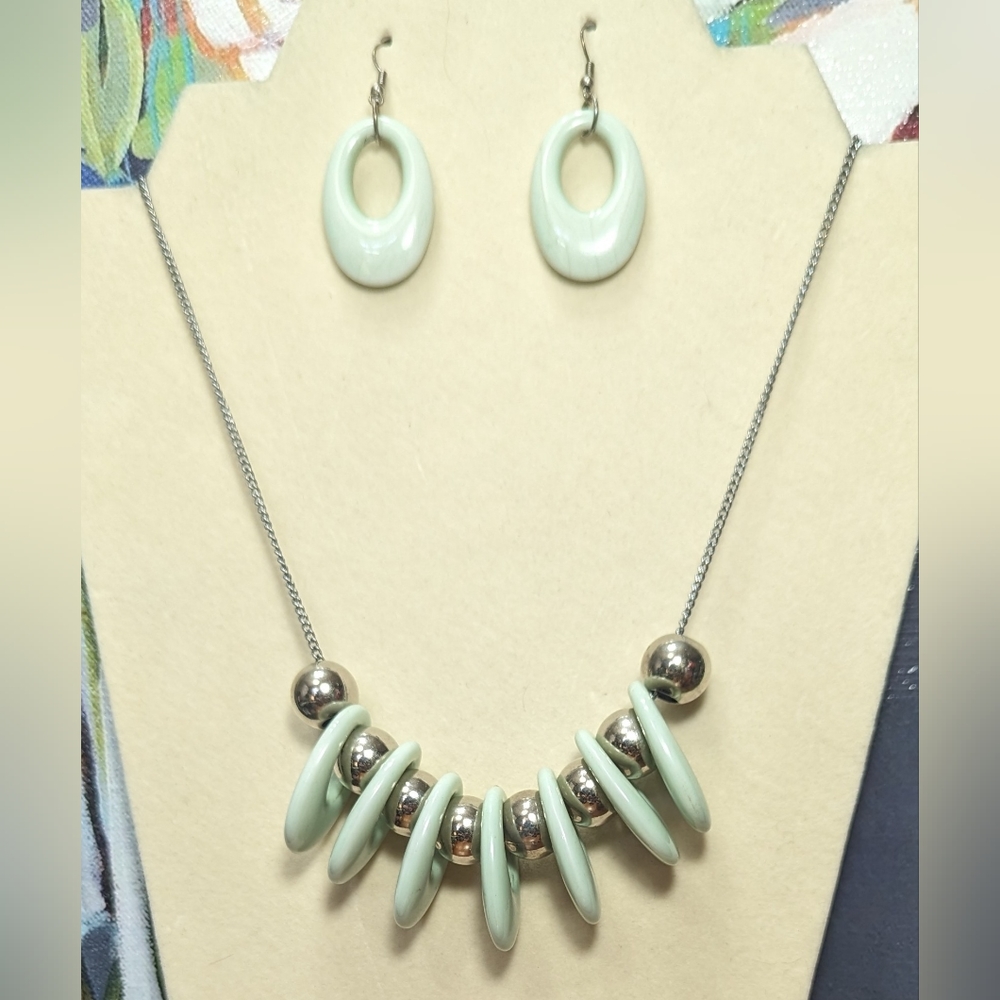 *5 for $25* Vintage 1980s style necklace with matching earrings